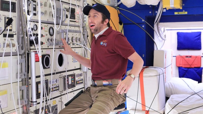 Howard parecendo impressionado na estação espacial internacional na teoria do Big Bang