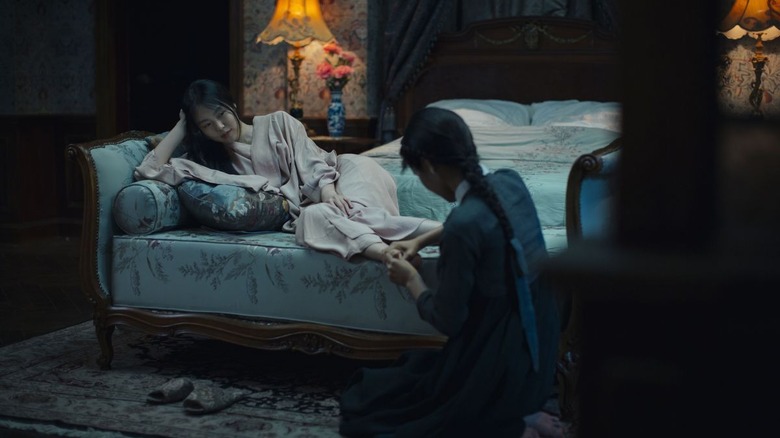 Kim Min-hee gets her feet massaged by Kim Tae-ri in The Handmaiden