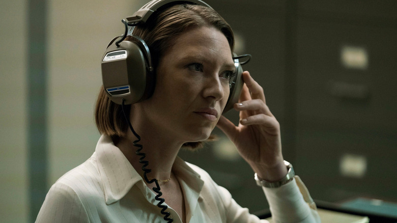 Anna Torv mindhunter listens to headphones