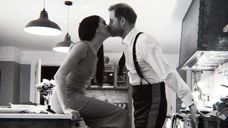 Harry Meghan kissing kitchen counter