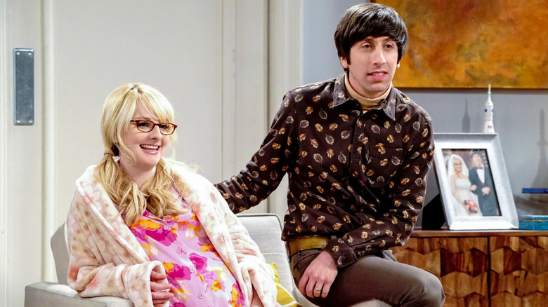 Bernadette pregnant and sitting and Howard sitting next to her on The Big Bang Theory