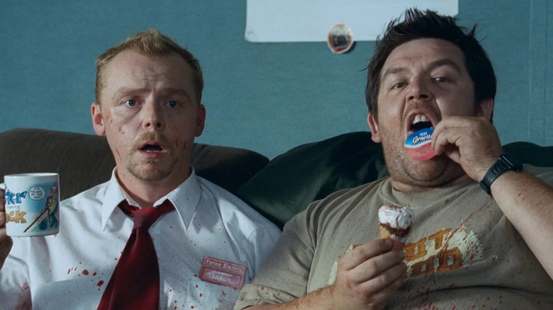 Simon Pegg e Nick Frost sentados no sofá em Shaun of the Dead