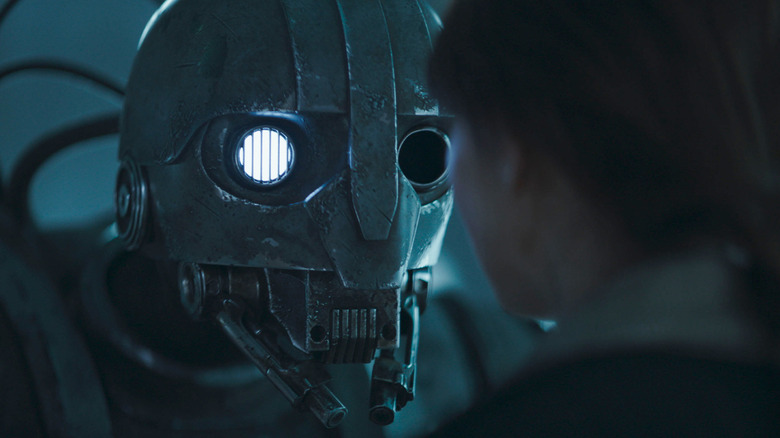 SM-33 facing off with Fern in Star Wars: Skeleton Crew