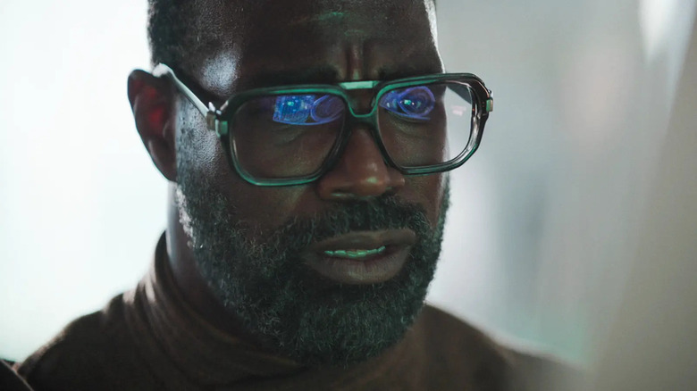 Tunde Adebimpe como Wendell parece preocupado en Star Wars: Skeleton Crew