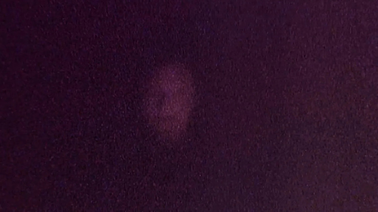 A mysterious face in the dark in Skinamarink