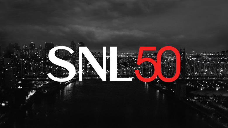 El logo de la temporada 50 de Saturday Night Live