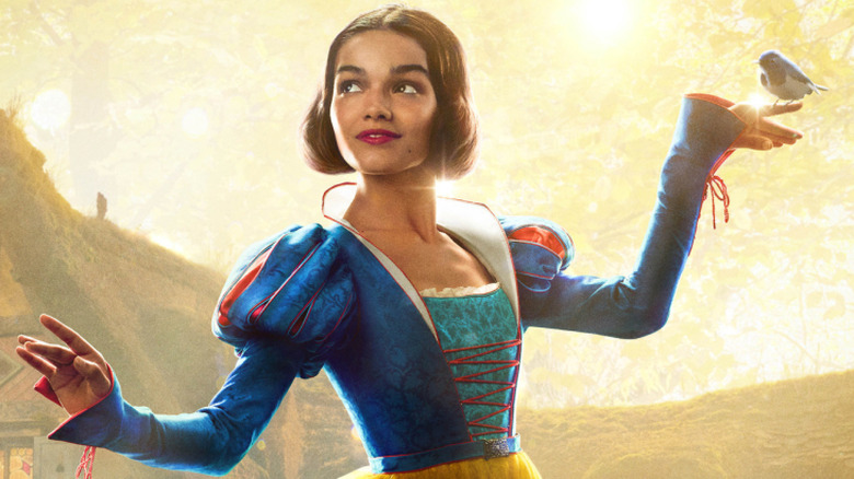 Rachel Zegler como Branca de Neve, segurando um pássaro no dedo