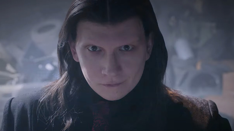 Anthony Carrigan como Calypso olhando ameaçadoramente para a câmera na segunda temporada de metal torcido