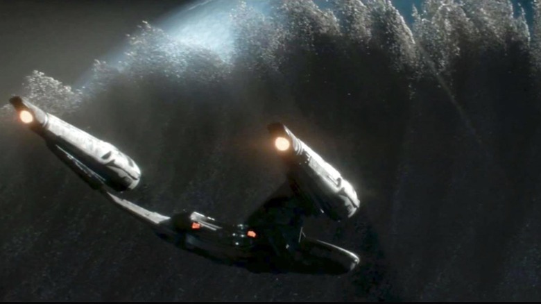 Star Trek além do USS Franklin vs Swarm Ship