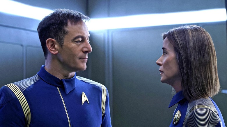 Captain Gabriel Lorca (Jason Isaacs) and a crew member on Star Trek: Discovery 