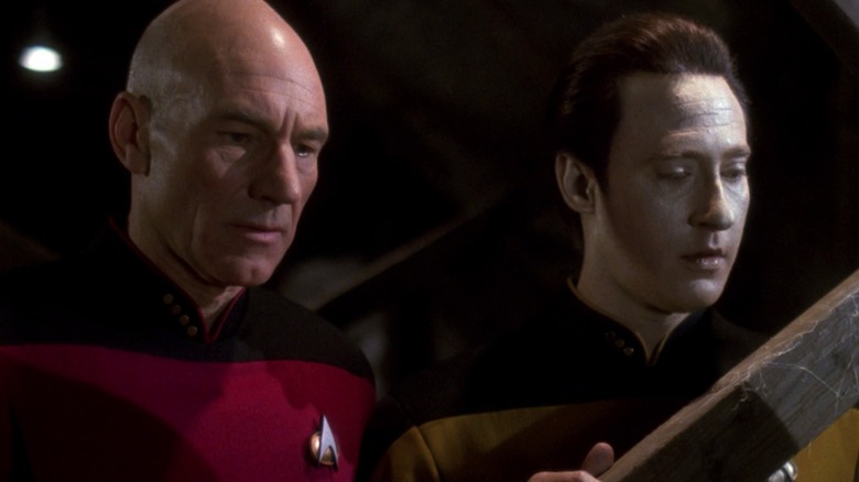 Picard de Patrick Stewart y Picard de Brent Spiner miran con curiosidad algo fuera de la pantalla en Star Trek: The Next Generation