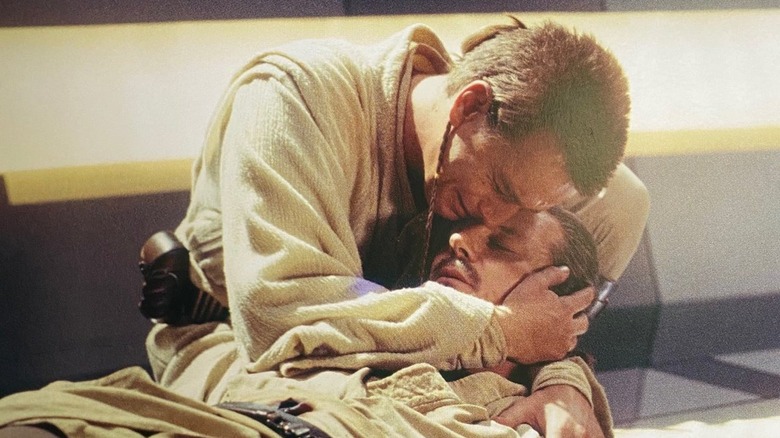 Obi-Wan Kenobi holds Qui-Gon Jinn in death