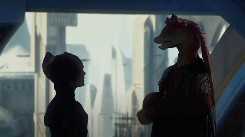 Jar Jar Binks talking to Senator Amidala