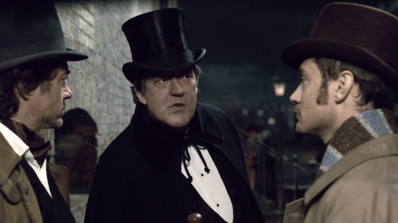 Sherlock, Mycroft y Watson conversan en Sherlock Holmes: Juego de sombras