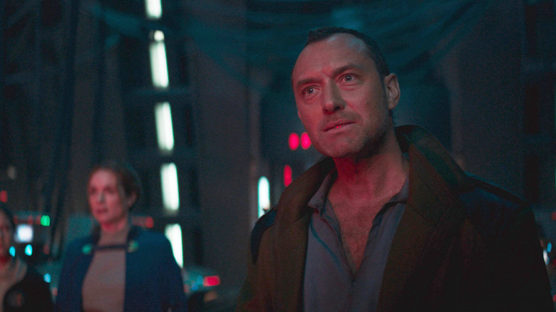 Jude Law as Jod Na Nawood staring at the Supervisor in Star Wars: Skeleton Crew