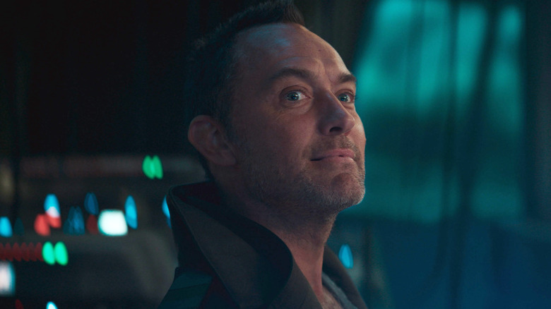 Jude Law sebagai Jod Na Nawood tersenyum di Star Wars: Skeleton Crew