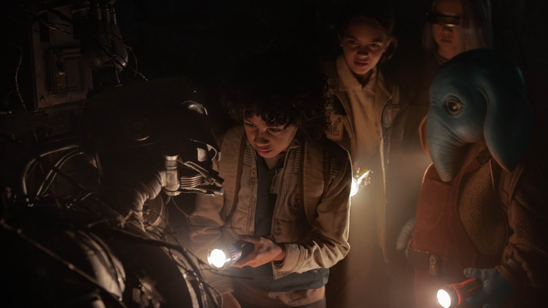 Ravi Cabot-Conyers as Wim, Ryan Kiera Armstrong as Fern, Kyriana Kratter as KB, and Robert Timothy Smith as Neel encountering a derelict droid in Star Wars: Skeleton Crew