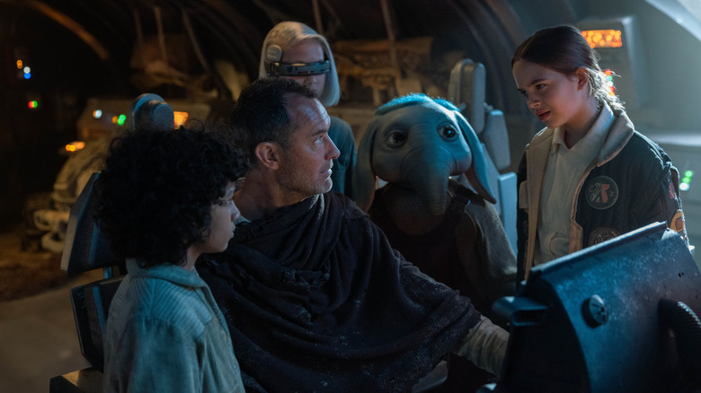 Jude Law as Jod Na Nawood surrounded by Ravi Cabot-Conyers as Wim, Ryan Kiera Armstrong as Fern, and the rest of the young cast of Star Wars: Skeleton Crew