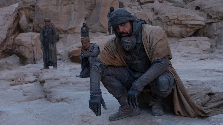 Javier Bardem as Stilgar crouching down in Dune (2021)