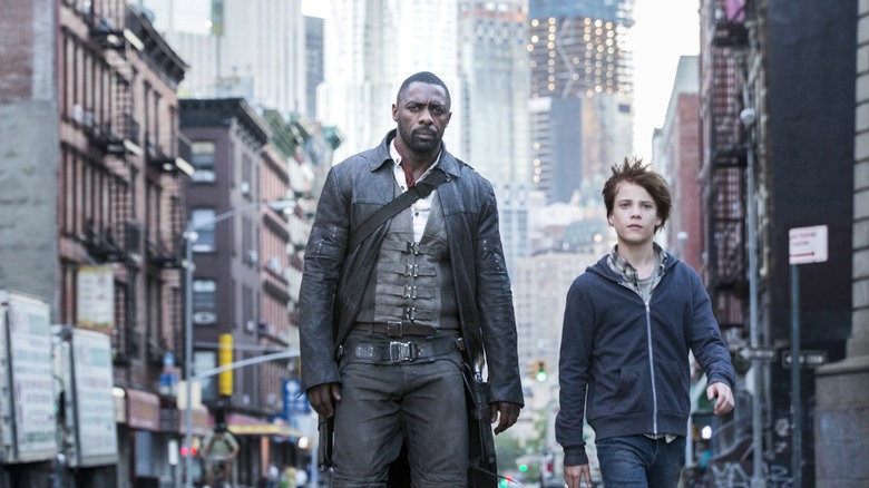 Idris Elba como Roland Deschain y Tom Taylor mientras Jake Chambers caminan por una calle de la ciudad de Nueva York en la Torre Oscura