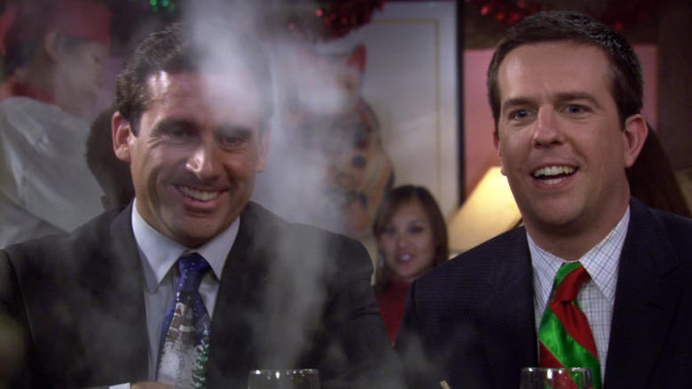 Michael Scott e Andy Bernard sentam -se em uma mesa de Benihana, assistindo com admiração com algo esfumaçado na frente deles no escritório