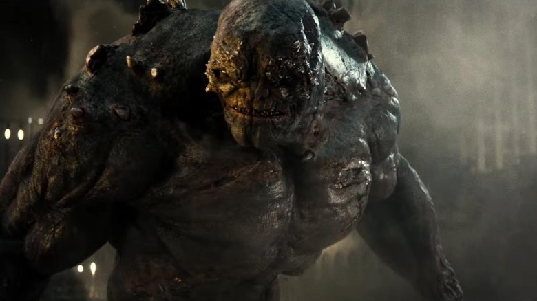 Doomsday mira fuera de la pantalla en Batman v Superman: Dawn of Justice