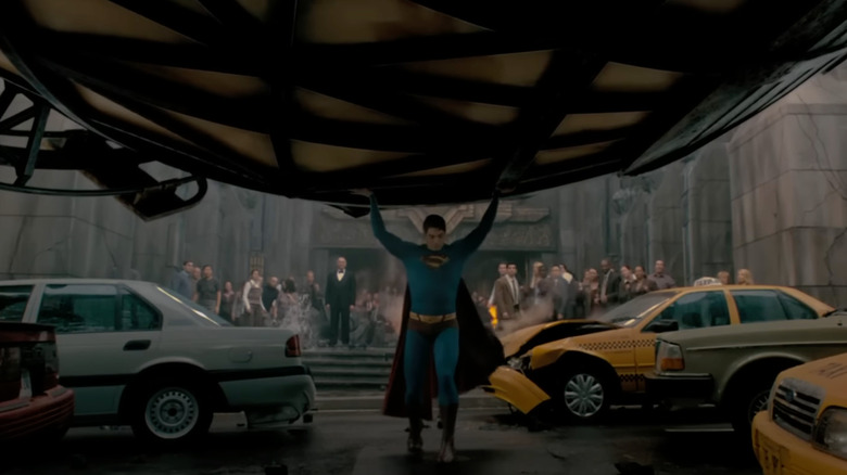 Superman holds the Daily Planet globe in Superman Returns