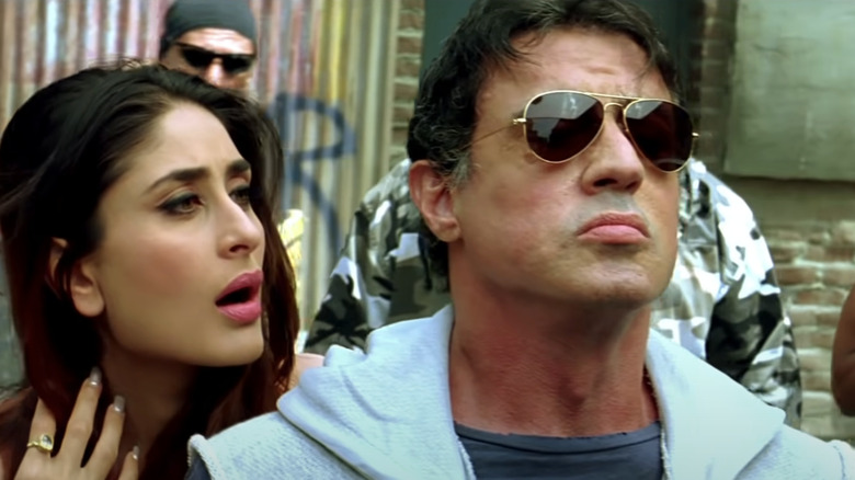 Sylvester Stallone fica em frente ao Simrita Rai de Kareena Kapoor em Kambakkht Ishq