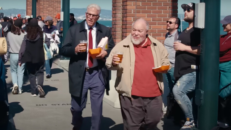 Ted Danson, Charles Nieuwendyk y Calbert Stephen McKinley Henderson caminan por la calle y se encuentran con un hombre adentro.