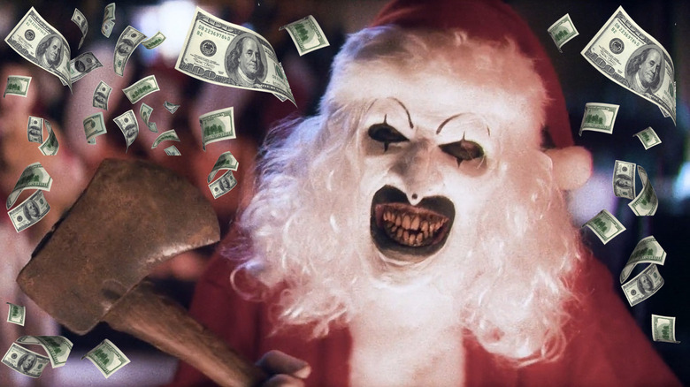 Art the Clown como Papai Noel em Terrifier 3 cercado por dinheiro