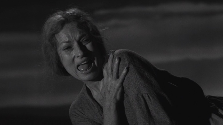 Agnes Moorehead as the Woman grabs her shoulder and howls in anguish