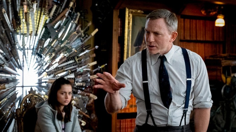 daniel craig interrogation knife chair knives out