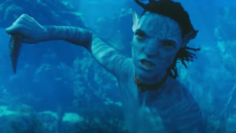 Na'vi with knife underwater