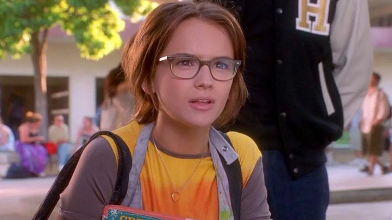 Rachel Leigh Cook looks perplexed in the school common area in She's All That