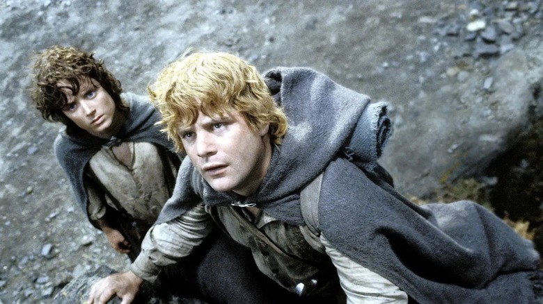 Frodo and Sam looking up and to the right to something concerning in The Lord of the Rings: The Return of the King