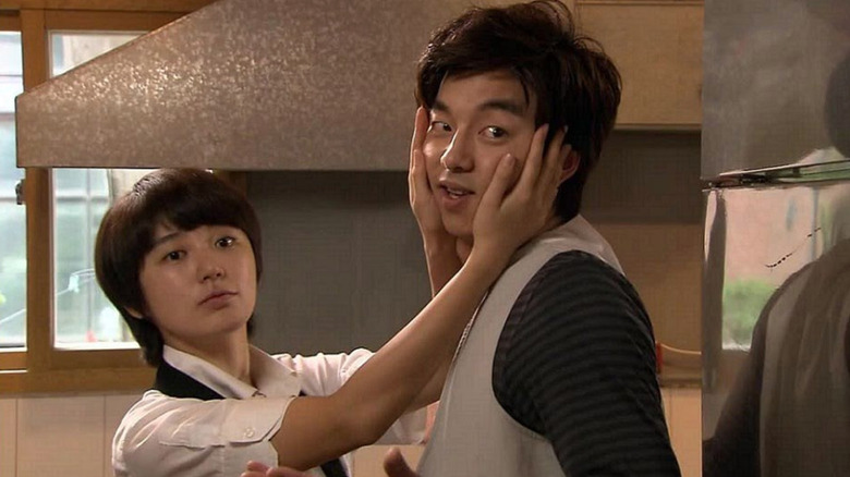 Go Eun-chan (Yoon Eun-hye) holds the face of Choi Han-gyeol (Gong Yoo) in Coffee Prince