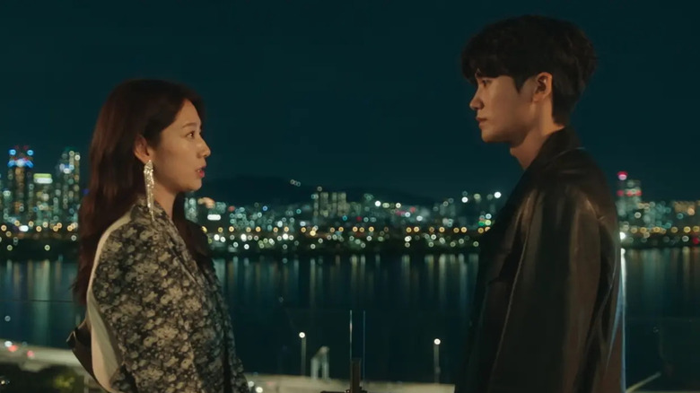 Yeo Jeong-woo (Park Hyung-sik) and Nam Ha-neul (Park Shin-hye) speak at night by a river in Doctor Slump