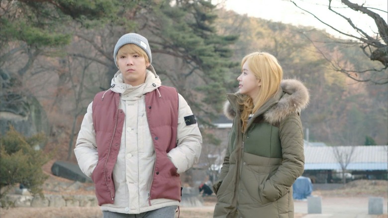 Lee Min-ki (Lee Hong-gi) walks outside with Kang Yoon-hee (Lee Hanee) on Modern Farmer