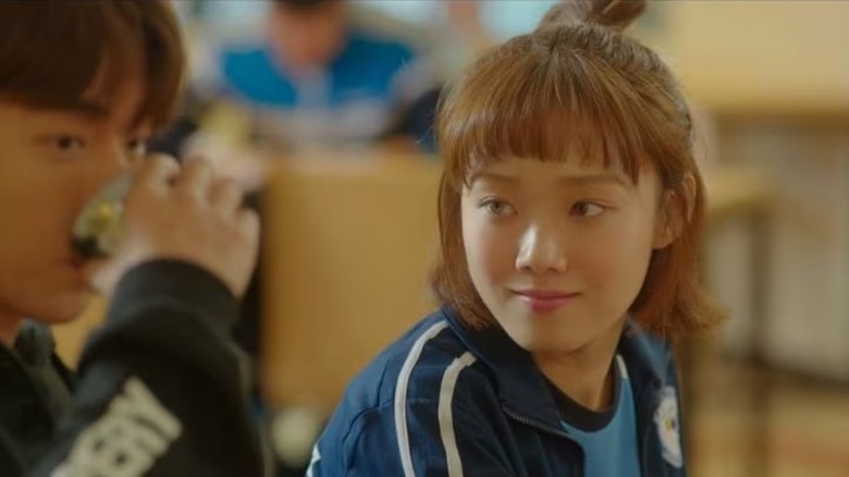 Kim Bok-joo (Lee Sung-kyung) watches Jung Joon-hyung (Nam Joo-hyuk) drink on Weightlifting Fairy Kim Bok-joo