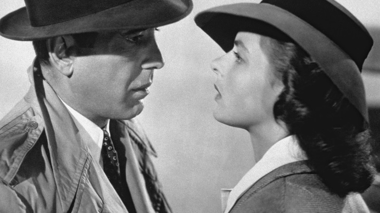 Humphrey Bogart como Rick e Ingrid Bergman como Ilsa, olhando -se com ansiosamente em Casablanca