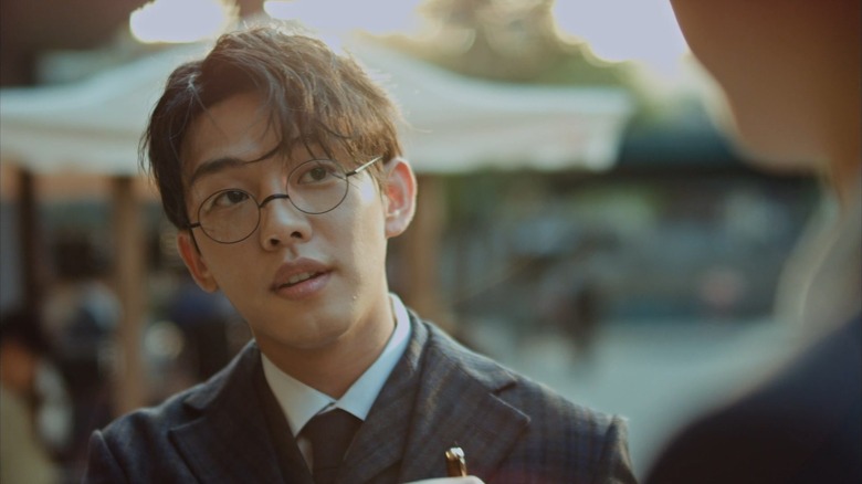 Han Se-joo (Yoo Ah-in) speaks in the sunlight in Chicago Typewriter