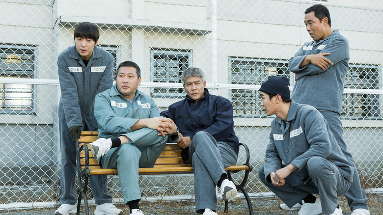 Prisoners sit around Kang Chul-doo (Park Ho-san) in Prison Playbook