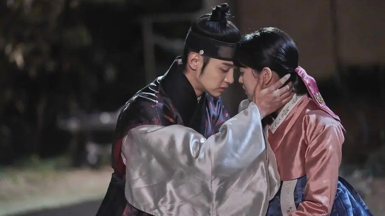 Jeon Nok-du (Jang Dong-yoon) moves to kiss Dong Dong-joo (Kim So-hyun) in The Tale of Nokdu