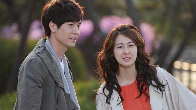 Song Yi-kyung (Lee Yo-won) speaks with Kang Min-ho (Bae Soo-bin) in a park in 49 Days