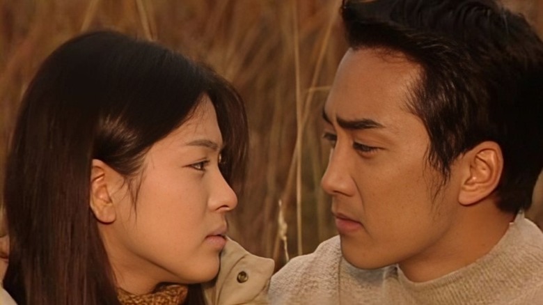 Yoon Eun-suh (Song Hye-ko) gazes longingly at Yoon Joon-suh (Song Seung-heon) in Autumn in My Heart