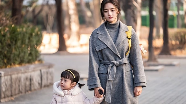 Oh Min-jung (Go Bo-gyeol) holds hands Cho Seo-woo (Seo Woo-jin) in Hi Bye, Mama!