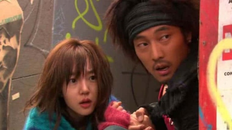 Cha Moo-hyuk (So Ji-sub) and Song Eun-chae (Im Soo-jung) hide behind a dumpster in I'm Sorry, I Love You