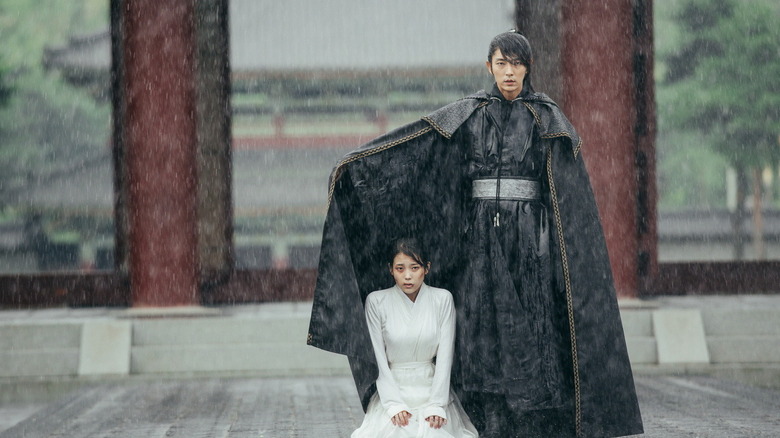 Prince Wang So (Lee Joon-gi) covers Go Ha-jin (Lee Ji-eun) in the rain in Moon Lovers: Scarlet Heart Ryeo