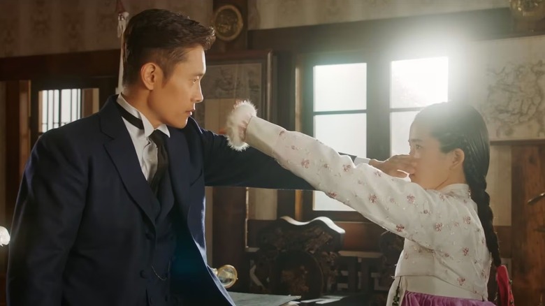 Eugene Choi (Lee Byung-hun) and Go Ae-shin (Kim Tae-ri) cover each others' noses in Mr. Sunshine