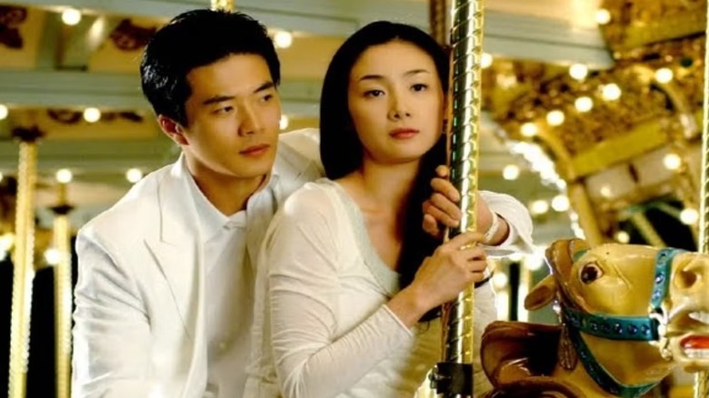 Han Jung-suh (Choi Ji-woo) and Cha Song-joo (Kwon Sang-woo) ride a carousel together in Stairway to Heaven